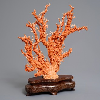 Un groupe figurant un arbre aux oiseaux en corail rouge sculpté sur socle incrusté, Chine, 19/20ème